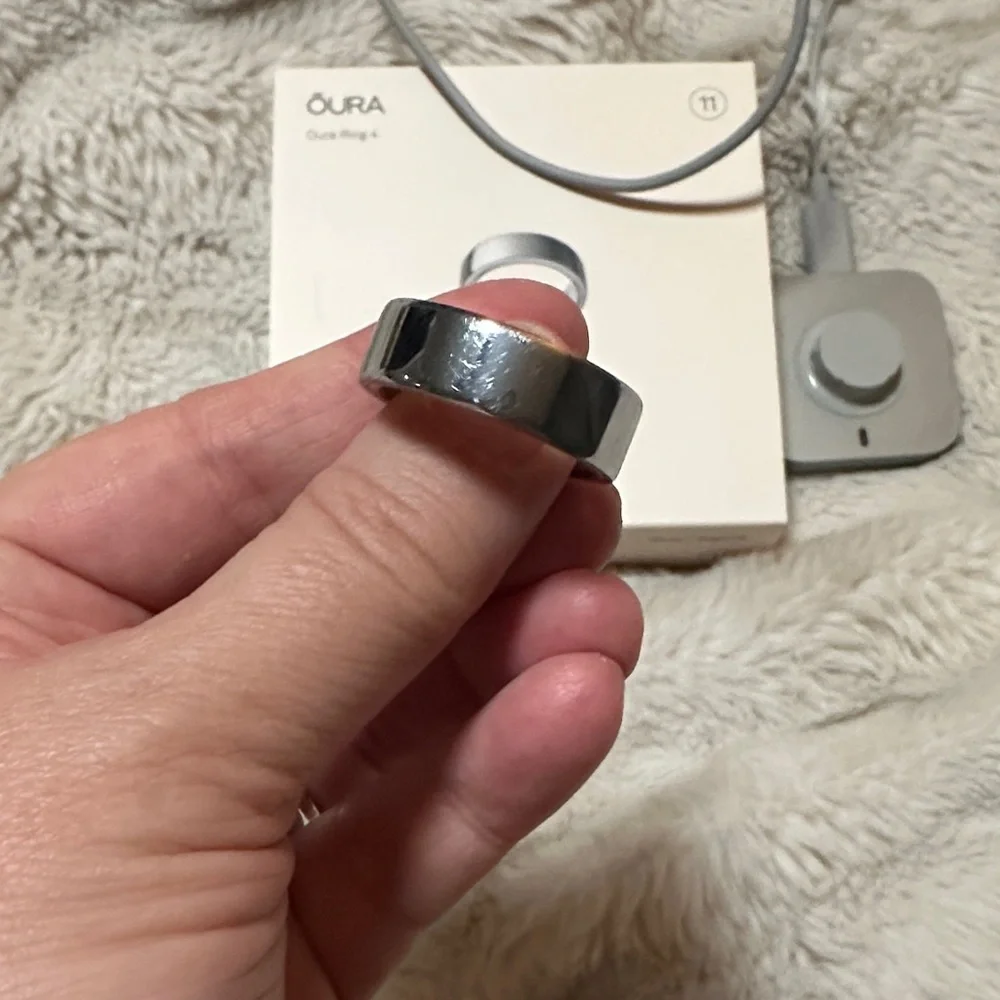 Oura Ring with Silver and Gray Charger